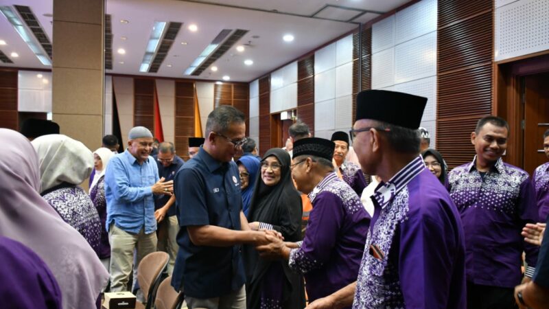 Semen Padang Lepas 48 Calon Jemaah Haji Karyawan dan Pensiunan