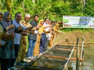 Solusi Mandiri Lingkungan, Semen Padang Ujicoba Maggot Sebagai Pakan Ikan