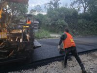 Rusak Parah 2,2 Km, Gubernur Sumbar Pantau Perbaikan Jalan Padang Lua