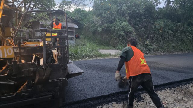 Rusak Parah 2,2 Km, Gubernur Sumbar Pantau Perbaikan Jalan Padang Lua