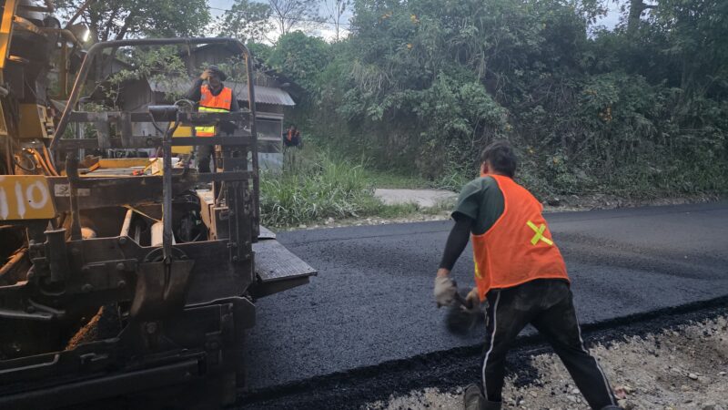 Rusak Parah 2,2 Km, Gubernur Sumbar Pantau Perbaikan Jalan Padang Lua