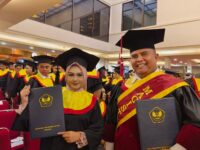 Jalani Kuliah Bersama, Ayah dan Anak Diwisuda di Universitas Bung Hatta