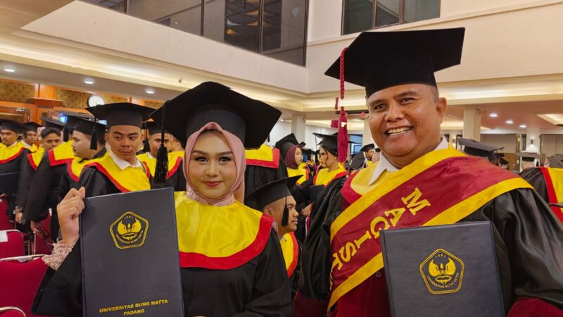 Jalani Kuliah Bersama, Ayah dan Anak Diwisuda di Universitas Bung Hatta
