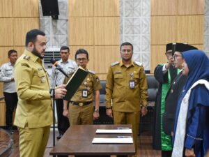 Wako Fadly Amran Lantik 22 Kepala SD dan SMP se Kota Padang