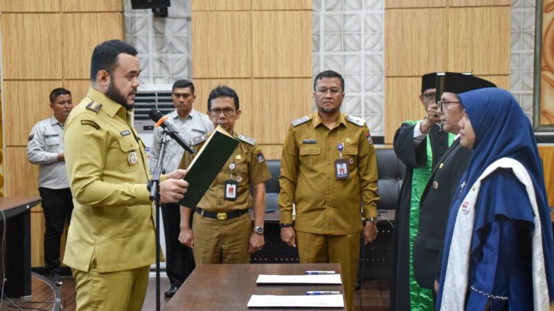 Wako Fadly Amran Lantik 22 Kepala SD dan SMP se Kota Padang