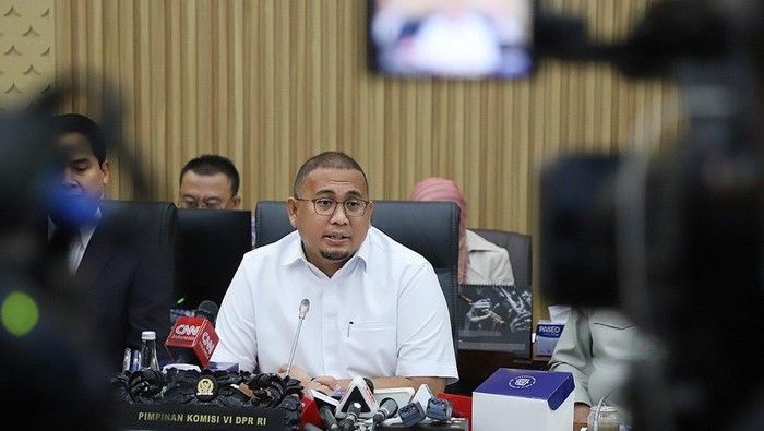 Wakil Ketua Komisi VI DPR RI, Andre Rosiade, mengatakan fraksi di DPR RI sepakat dengan pembentukan Koperasi Merah Putih. Dia berharap