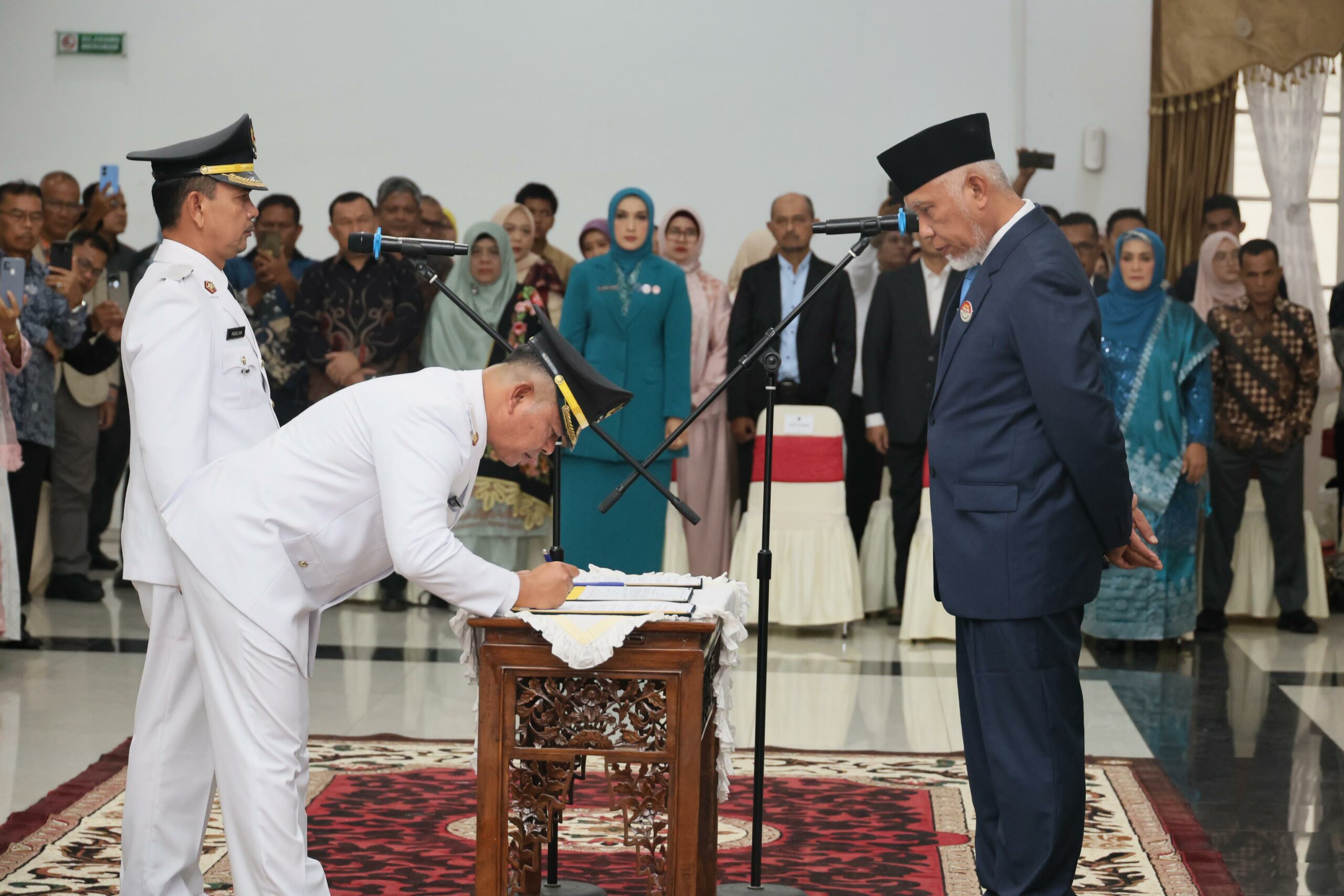 Lantik Bupati dan Wabup Pasaman, Gubernur Ingatkan Pentingnya Inovasi untuk Kemajuan Daerah