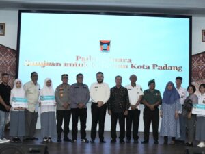 Enam pelajar Kota Padang menerima beasiswa kuliah di Sampoerna University. Keenam pelajar tersebut berhasil lolos dalam seleksi ketat untuk