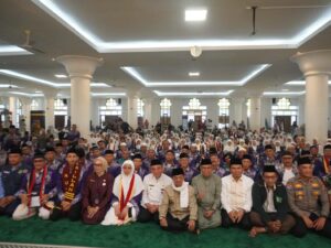 Wakil Wali Kota Padang, Maigus Nasir melepas keberangkatan 423 jemaah calon haji (JCH) kelompok terbang (kloter) I di Masjid Agung Nurul Iman,