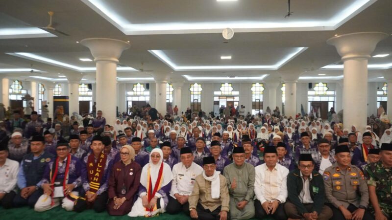 Wakil Wali Kota Padang, Maigus Nasir melepas keberangkatan 423 jemaah calon haji (JCH) kelompok terbang (kloter) I di Masjid Agung Nurul Iman,