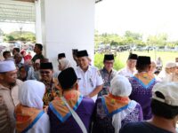 Wakil Wali Kota Pariaman, Mulyadi melepas keberangkatan 103 Jemaah Calon Haji (JCH) Kota Pariaman Tahun 2025 menuju Asrama Haji Padang,
