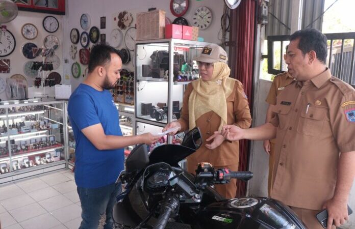 Pemko Payakumbuh menerbitkan Surat Perintah Bongkar (SPB) kepada pemilik bangunan liar yang berdiri di atas fasilitas umum (fasum).