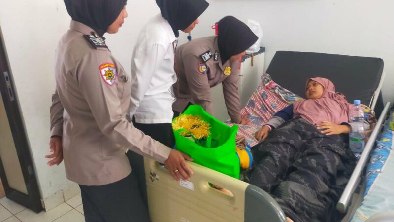 Polwan Beri Trauma Healing Korban Kecelakaan Bus ALS di Padang Panjang