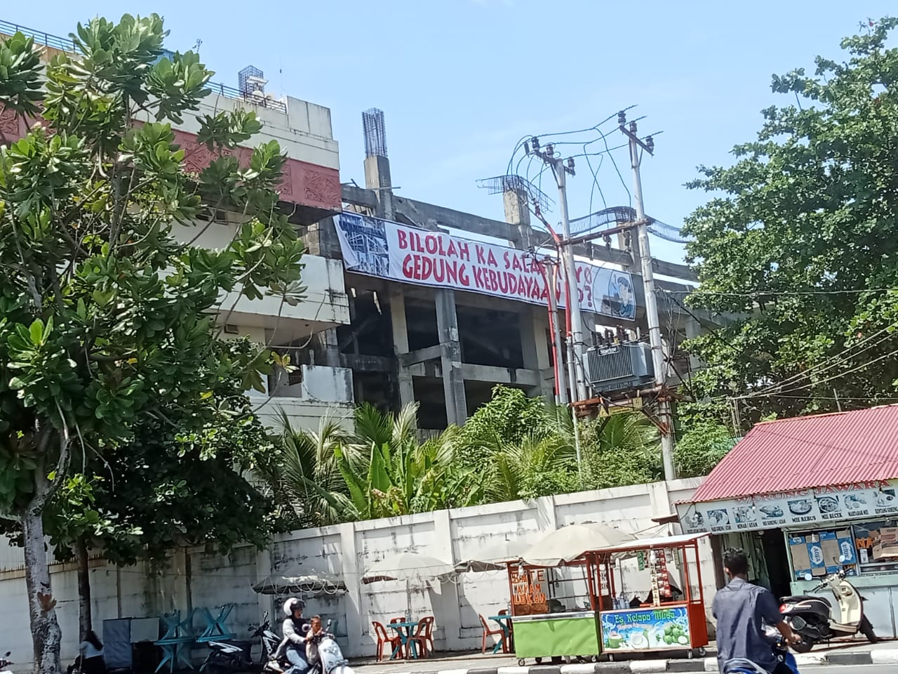 Luapkan Kekecewaan, Seniman Sumbar Bentangkan Spanduk Raksasa di Gedung Kebudayaan