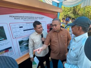 Wakil Ketua Komisi VI DPR RI dari Fraksi Gerindra Andre Rosiade bersama Menteri PU meninjau rencana perbaikan Jalan Air Dingin,