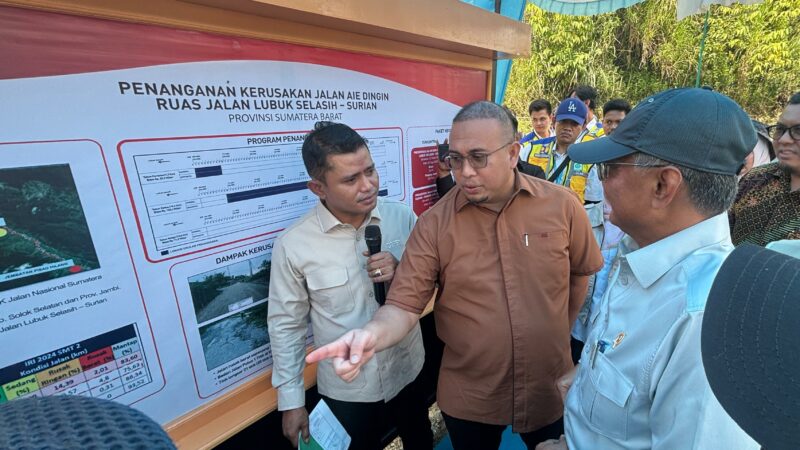 Wakil Ketua Komisi VI DPR RI dari Fraksi Gerindra Andre Rosiade bersama Menteri PU meninjau rencana perbaikan Jalan Air Dingin,