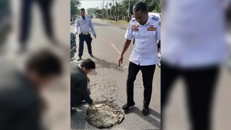 Dinas Perhubungan (Dishub) Dharmasraya menambal jalan berlubang di beberapa titik ramai lalu lintas di Nagari Pulau Punjung