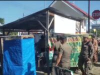 Satpol PP Padang bersama dengan Kasi Trantib Kecamatan Koto Tangah menertibkan pedagang kaki lima (PKL) yang masih