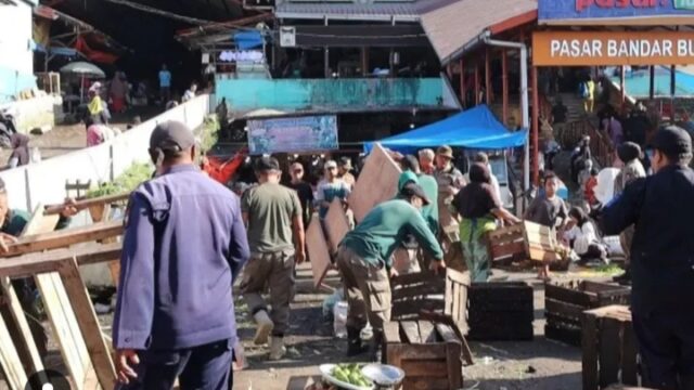 Sejumlah pedagang yang berjualan di lahan parkir Pasar Bandar Buat ditertibkan oleh petugas dari Satpol PP Padang pada Rabu (7/5/2025).