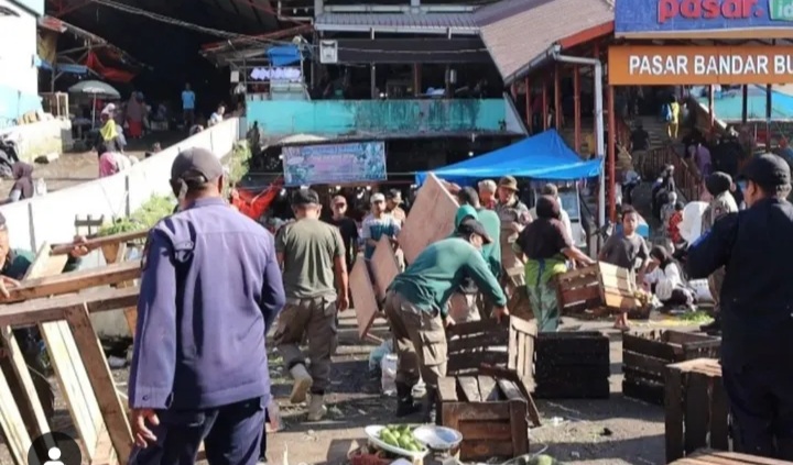 Sejumlah pedagang yang berjualan di lahan parkir Pasar Bandar Buat ditertibkan oleh petugas dari Satpol PP Padang pada Rabu (7/5/2025).