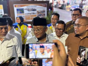 Wakil Ketua Komisi VI DPR RI dari Fraksi Gerindra Andre Rosiade menyatakan siap mengawal pembangunan kembali Pasar Bawah Kota Bukittinggi.