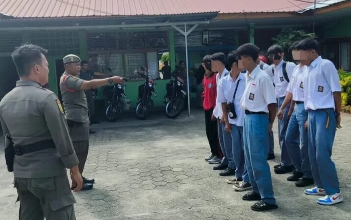 Sebanyak 14 pelajar diamankan Sat[ol PP Padang karena keluyuran saat jam sekolah pada Rabu (14/5/2025). Mereka terdiri dari