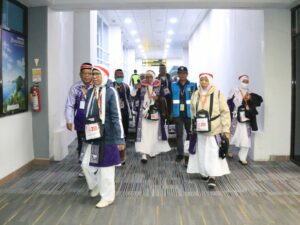 Kloter 7 Embarkasi Padang dilepas keberangkatannya ke Tanah Suci oleh Kepala PHU Kanwil Kemenag Sumbar, M Rifki bersama Kakan Kemenag Agam,