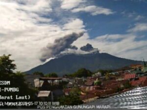 Gunung Marapi di Sumatra Barat (Sumbar) mengalami dua kali erupsi pada Sabtu pagi (17/5/2025). Erupsi pertama terjadi pada pukul 09.47 WIB