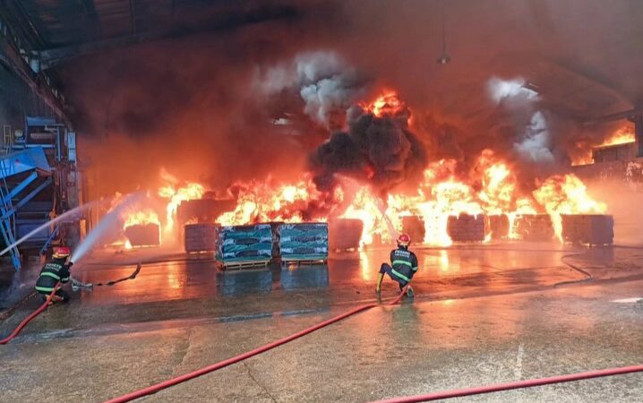 Polisi masih mendalami kasus kebakaran pabrik karet milik PT Teluk Luas di Kota Padang. Penyelidikan telah dimulai dengan melakukan olah