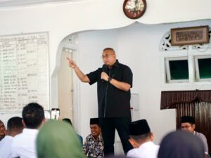 Wakil Ketua Komisi VI DPR RI dari Fraksi Gerindra Andre Rosiade menyerahkan bantuan untuk Musala Nurul Jadid Kampung Jambak, Kelurahan