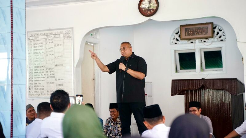 Wakil Ketua Komisi VI DPR RI dari Fraksi Gerindra Andre Rosiade menyerahkan bantuan untuk Musala Nurul Jadid Kampung Jambak, Kelurahan