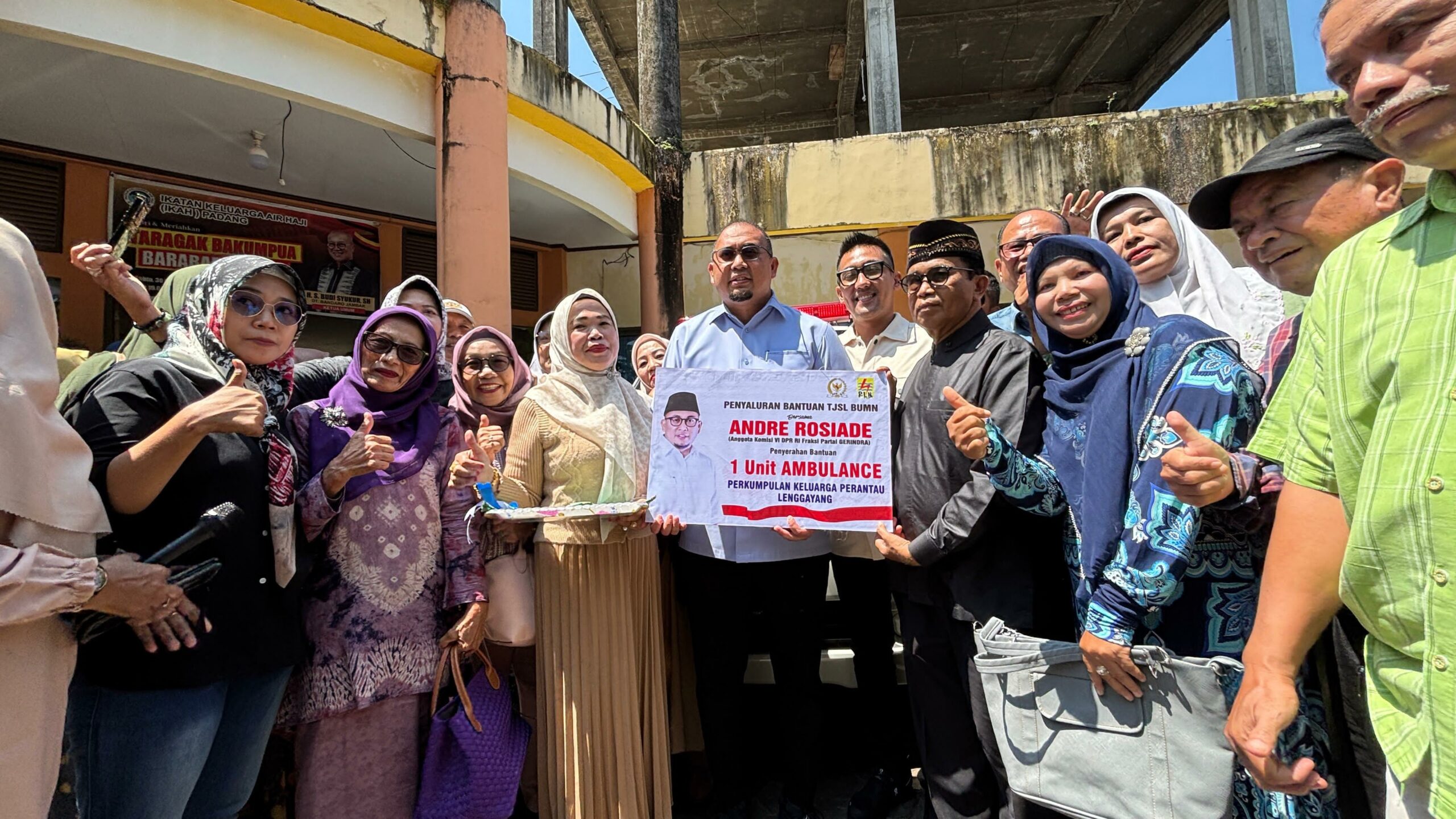 Silaturahmi dengan Perantau Lengayang di Padang, Andre Serahkan Ambulans dan Sembako