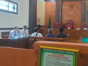 Sebanyak lima pelanggar peraturan daerah (perda) menjalani sidang tindak pidana ringan di Pengadilan Negeri Padang pada Senin (26/5/2025)