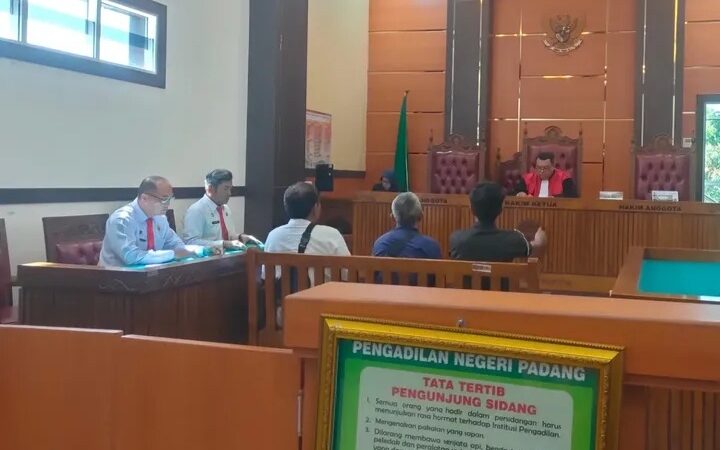 Sebanyak lima pelanggar peraturan daerah (perda) menjalani sidang tindak pidana ringan di Pengadilan Negeri Padang pada Senin (26/5/2025)