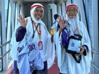 kloter 15 Embarkasi Padang sudah diberangkatkan ke tanah suci. Jemaah kloter 15 ini merupakan gabungan dari 17 kabupaten kota.