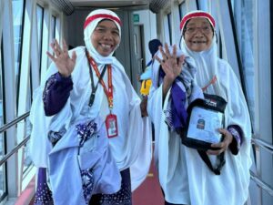 kloter 15 Embarkasi Padang sudah diberangkatkan ke tanah suci. Jemaah kloter 15 ini merupakan gabungan dari 17 kabupaten kota.