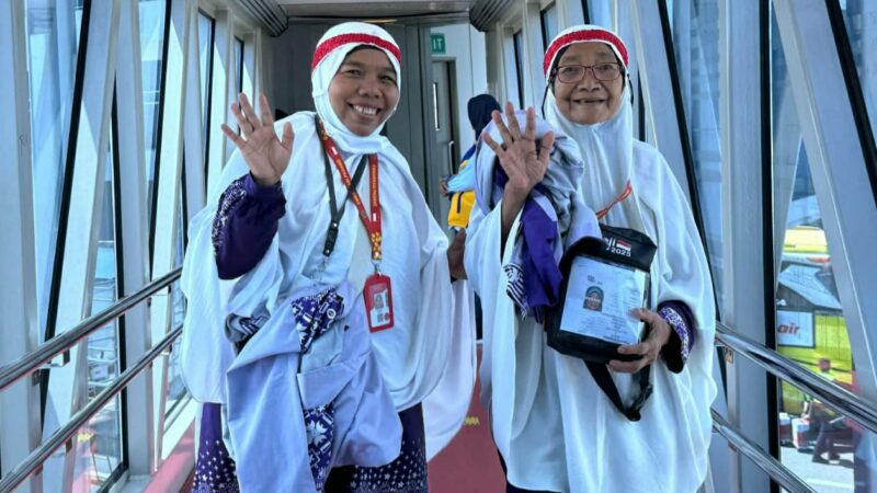 kloter 15 Embarkasi Padang sudah diberangkatkan ke tanah suci. Jemaah kloter 15 ini merupakan gabungan dari 17 kabupaten kota.