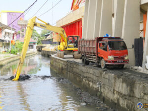 Atasi Pendangkalan, Pemko Padang Bantu Keruk 'Sungai Gangga' di UNP