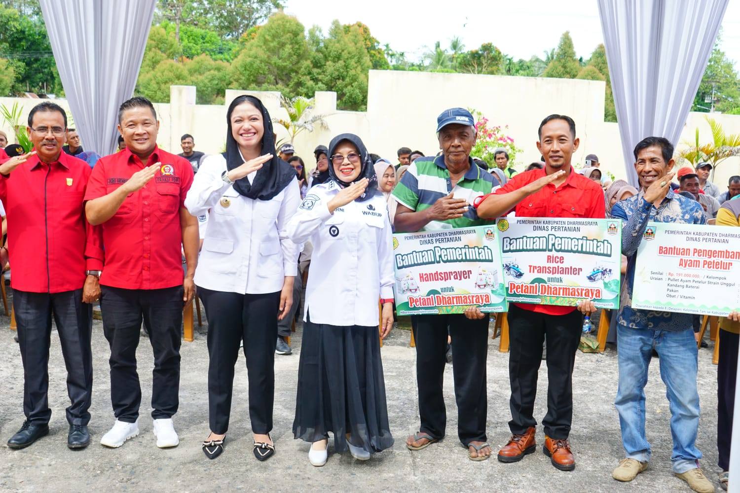 Bupati Dharmasraya Serahkan Bantuan Pertanian Hasil Pokir Alex Indra Lukman Senilai Rp29 M