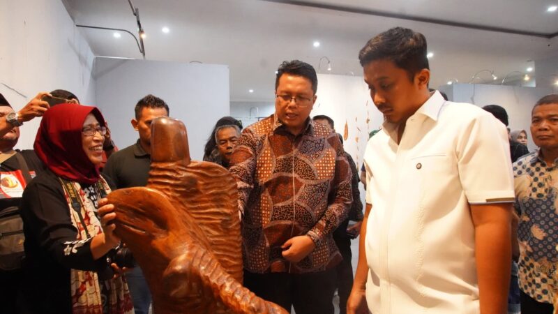 Hadiri Pameran Patung Seniman Asal Tanah Datar, Wabup Ahmad Fadly Ajak Teladani Inspirasi Arby Samah