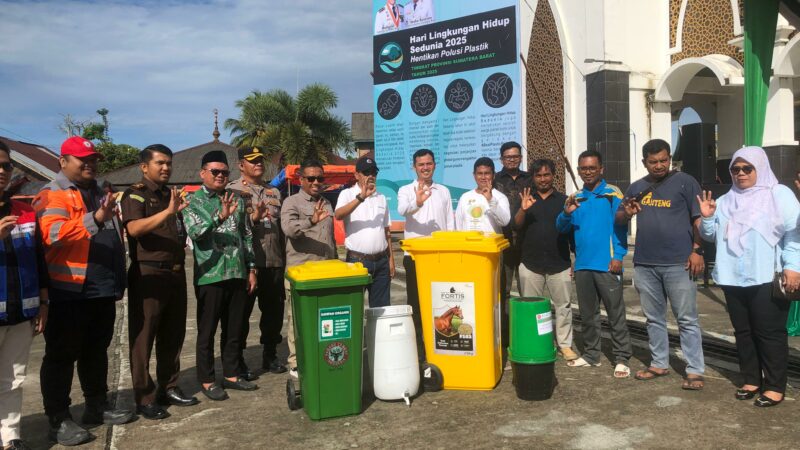 Peringati Hari Lingkungan Hidup, Semen Padang Donasikan Tong Sampah Terpilah di Ulakan