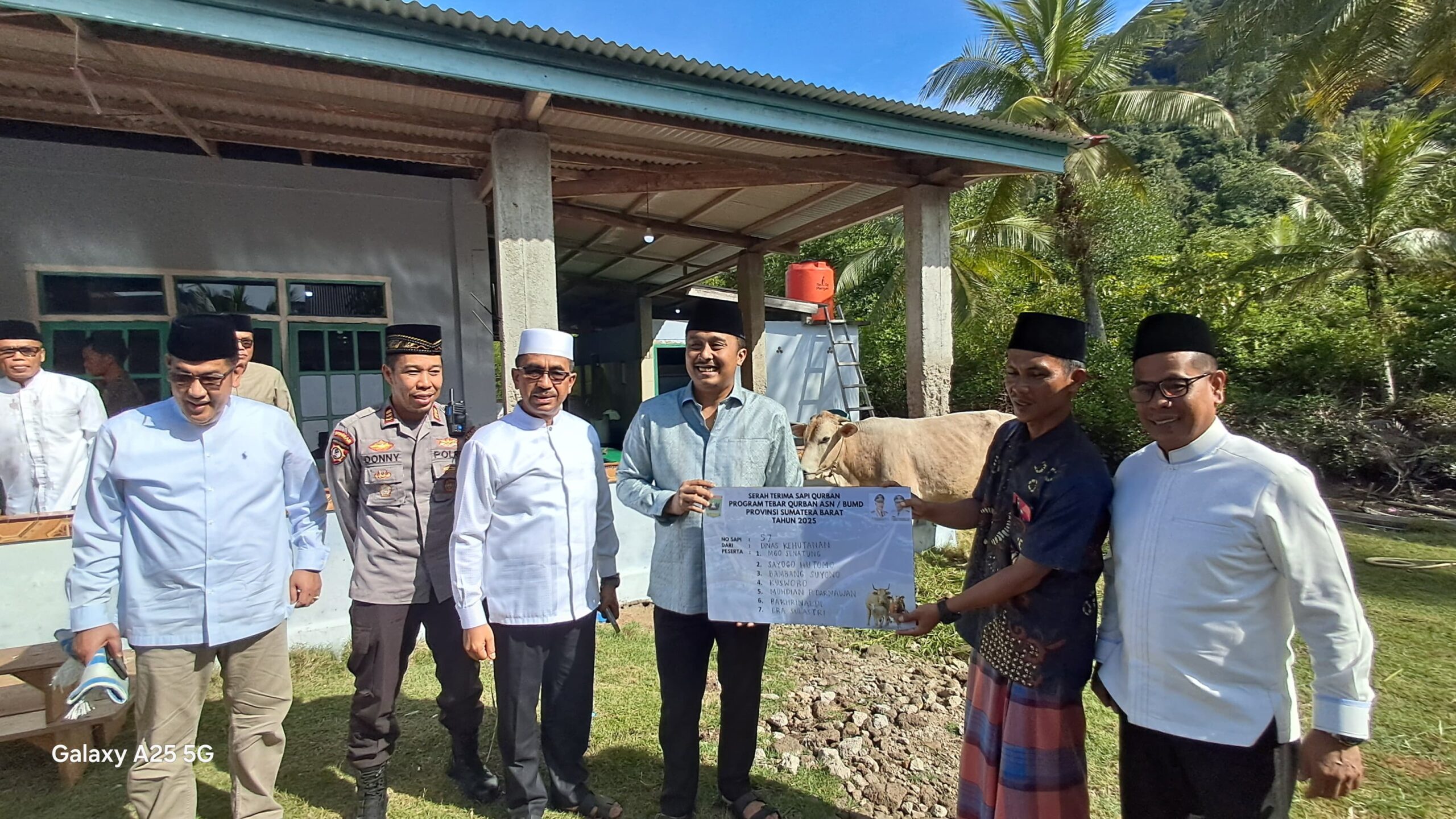 Wagub Sumbar Salat Id dan Serahkan Kurban di Masjid Nurul Huda Pessel
