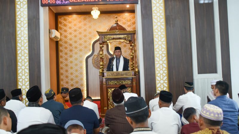 Wawako Padang Maigus jadi Khatib Salat Id di Masjid Baitul Makwa Lubeg