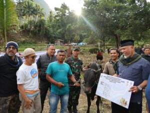 Gubernur Sumbar Serahkan Sapi Kurban untuk Masyarakat Nagari Tanjung Balik Sumiso dan Garabak Data