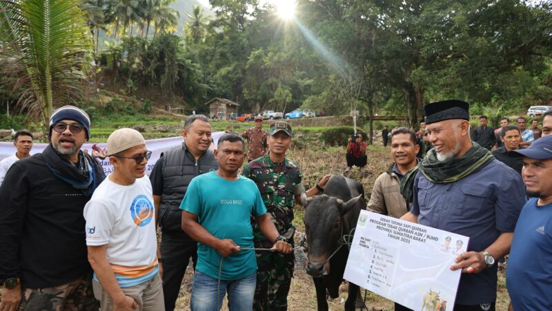Gubernur Sumbar Serahkan Sapi Kurban untuk Masyarakat Nagari Tanjung Balik Sumiso dan Garabak Data