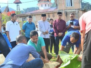 Wawako Maigus Saksikan Penyembelihan Hewan Kurban di Dinsos Padang