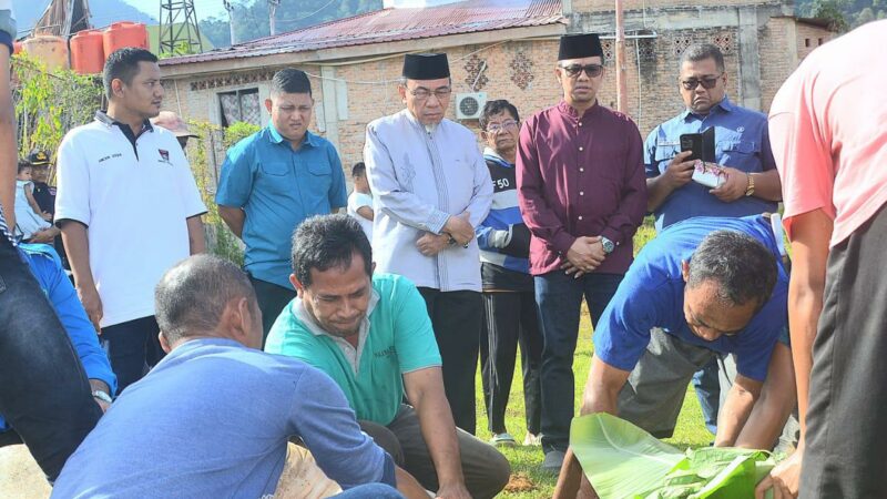 Wawako Maigus Saksikan Penyembelihan Hewan Kurban di Dinsos Padang