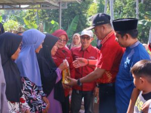 Indo Jalito Peduli dan LKKS Salurkan Hewan Kurban dan Sembako di Payakumbuh