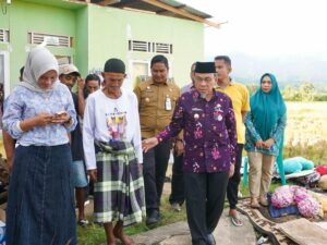 Wawako Padang Salurkan Bantuan untuk Korban Angin Puting Beliung di Koto Tangah