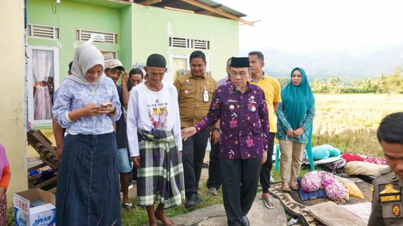 Wawako Padang Salurkan Bantuan untuk Korban Angin Puting Beliung di Koto Tangah